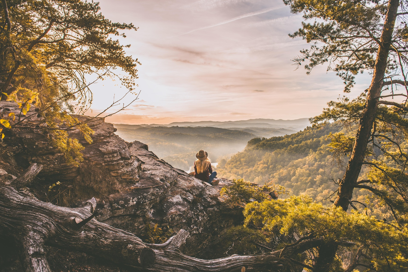 Eine Frau in den Bergen mit einem wunderglaublichen Ausblick