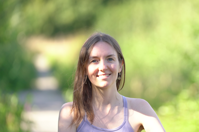 Deine Wegbegleiterin Tatjana auf einem Steg in der Natur | Selbstfindung mit Yoga