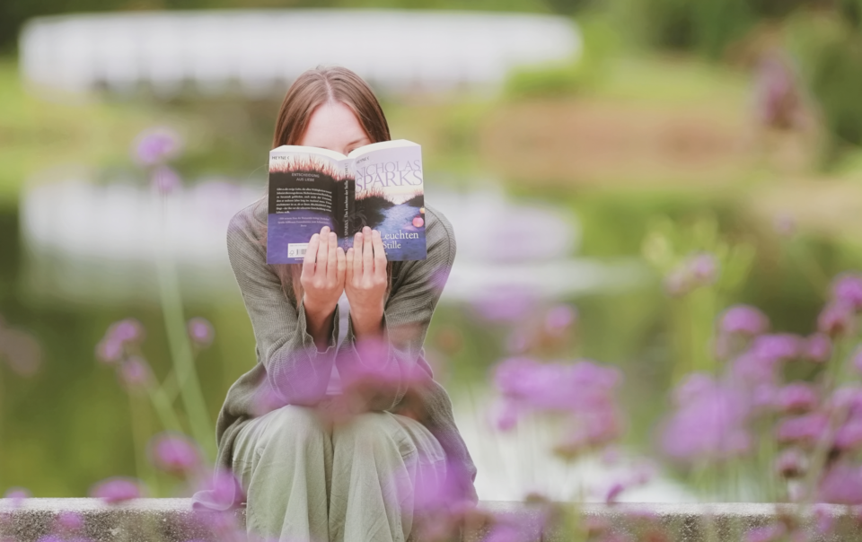 Tatjana hinter einem Buch versteckt, bevor sie mit Yoga zu sich selbst gefunden hat
