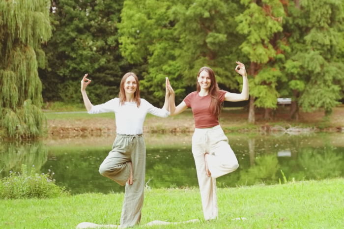 Tatjana mit einer Kundin in der Baumhaltung in der Natur
