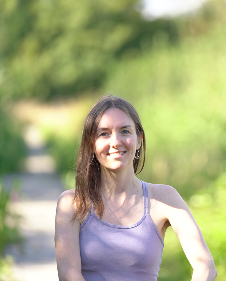 Deine Wegbegleiterin Tatjana auf einem Steg in der Natur | Selbstfindung mit Yoga