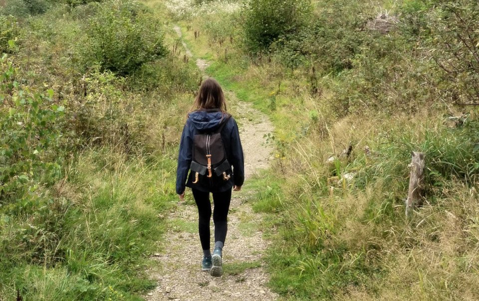 Tatjana auf einem Wanderweg in der Natur repräsentativ für unsere innere Reise mit Yoga
