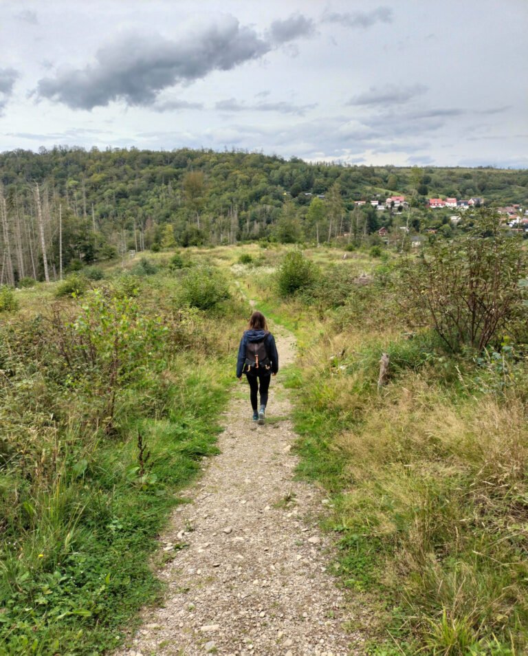 Tatjana auf einem Wanderweg in der Natur repräsentativ für unsere innere Reise mit Yoga
