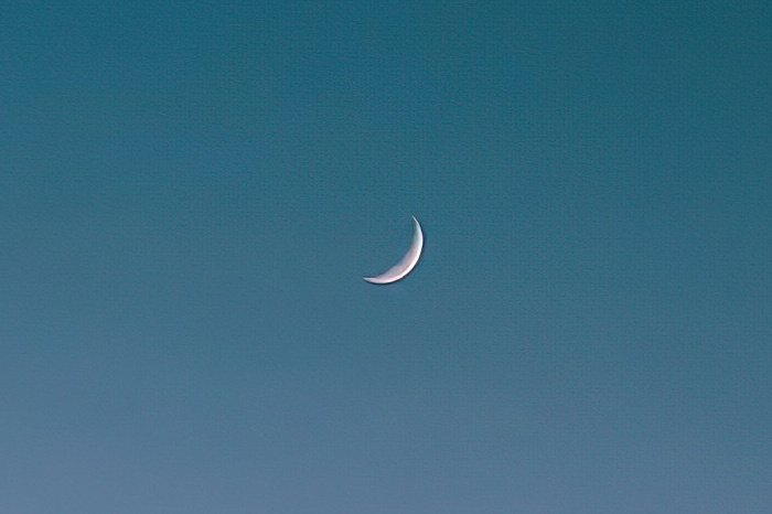 Ein Bild des Neumondes bzw. einer dünnen Mondsichel