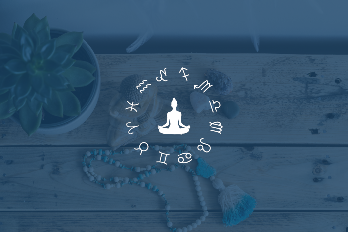 Eine Buddha-Statue und eine Mala-Kette; im Vordergrund Symbole der Tierkreiszeichen und in ihrer Mitte die Form eines Menschen im Meditationssitz